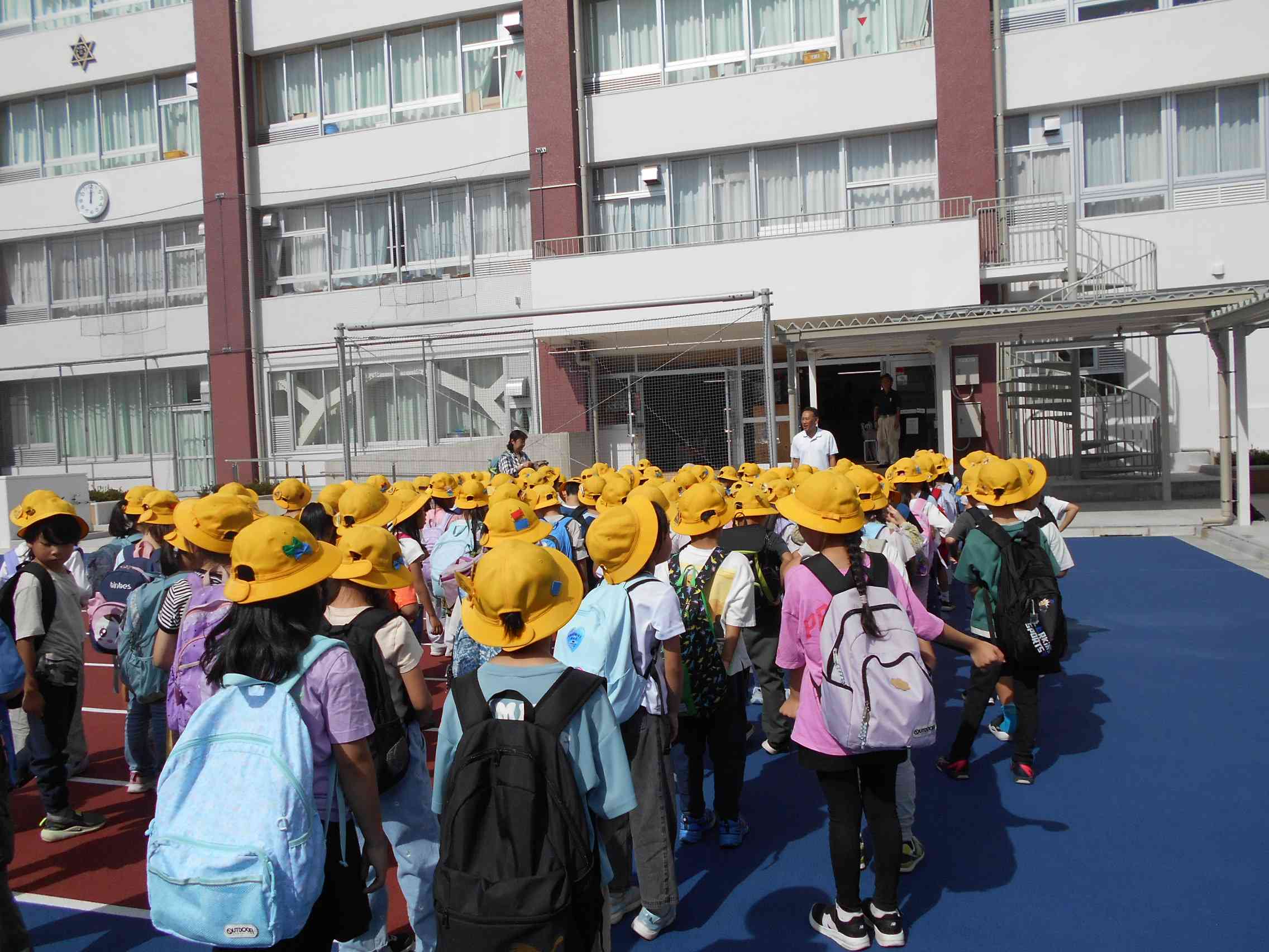 どんぐり拾い　帰校式
